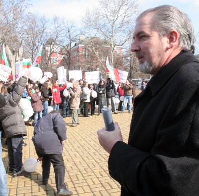 Лютви Местан пред протестиращите студенти от медицинските колежи