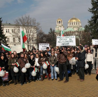 100-ина студенти от медицинските колежи в страната протестираха за придобиване на бакалавърска степен на образование