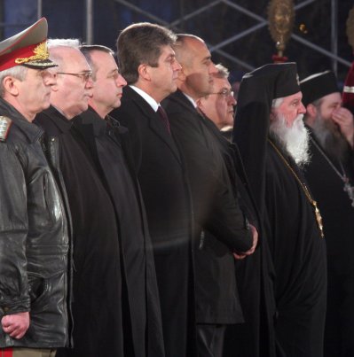Политици пред паметникът на Левски