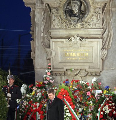 Първанов и Борисов заедно пред паметника на Левски
