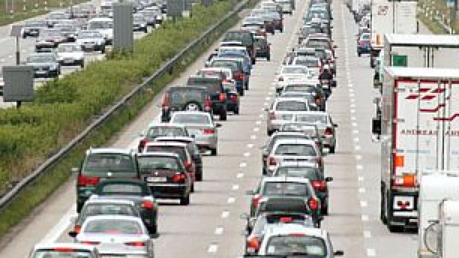 Инцидент с изгорял ТИР затруднява движението по АМ Тракия на