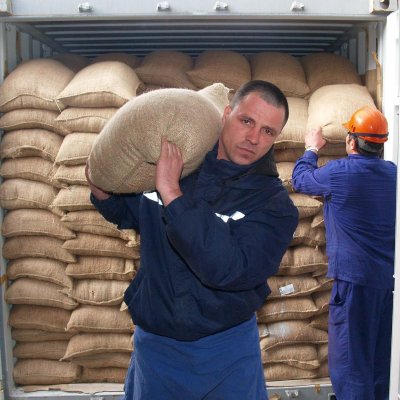Разтоварват гамбийските фъстъци за взимане на проби