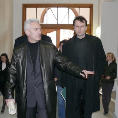 Волен Сидеров влиза в сградата на Полиграфическия комбинат