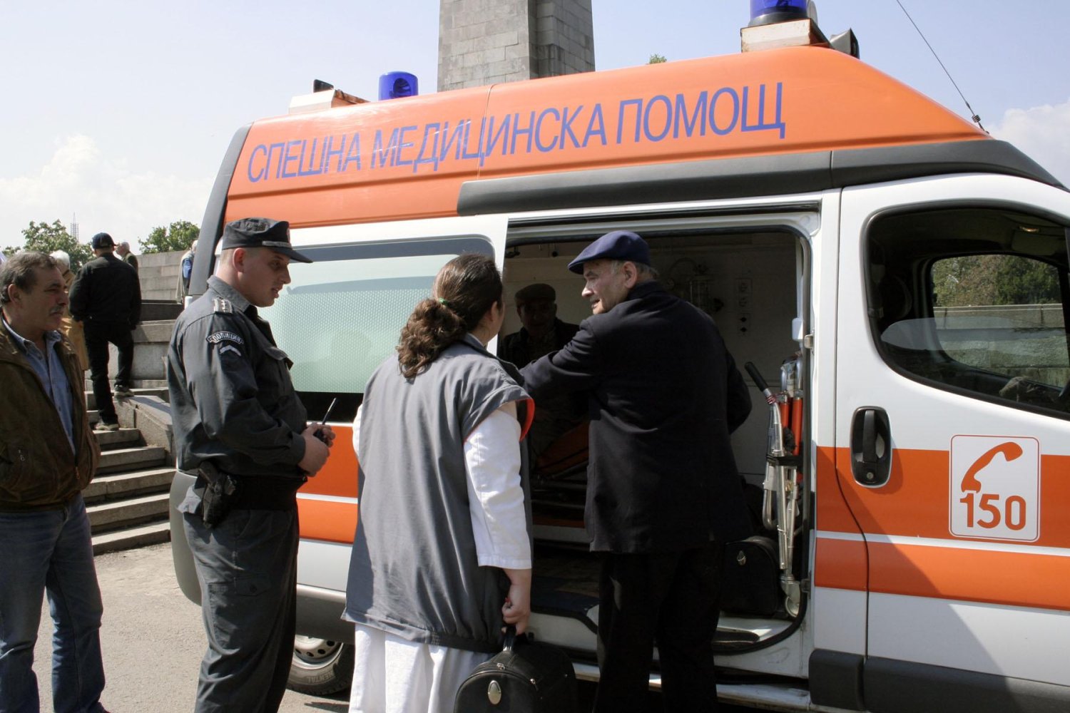 Нощен автобус от Варна за София се заби в тополи