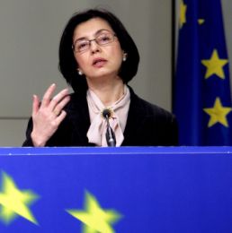 Кунева погва умните измамници в ЕС