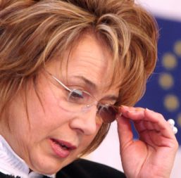 Емилия Масларова: Средно с 10% ръст на пенсиите от средата на годината