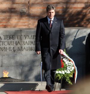Президентът Георги Първанов поднася венец пред Паметника на незнайния воин