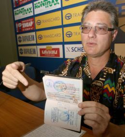 Атанас Панайотов разказва за отровните фъстъци и си показва паспортните печати от Гамбия