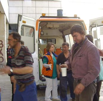 Медицински екип оказва спешна помощ на миньори пострадали при взрив в мина Ораново
