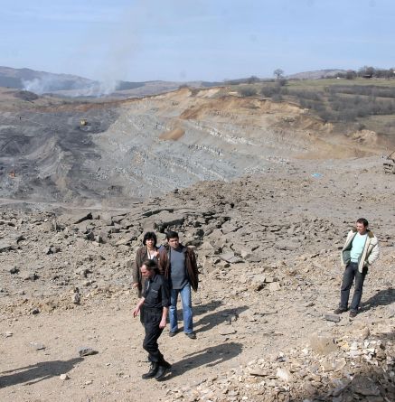 Разследващи правят оглед на огромния кратер от експлозията край рудник  Република