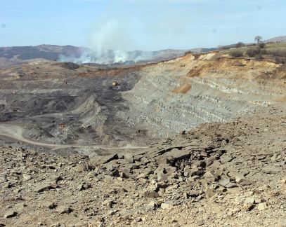 Огромният кратер от експлозията край рудник  Република