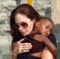 Анджелина Джоли осинови момченце от Виетнам