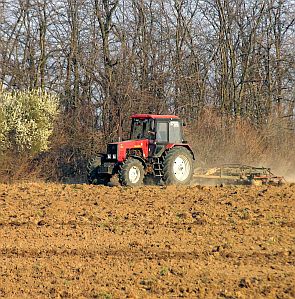 Фермер осъди ловно стопанство за унищожени посеви