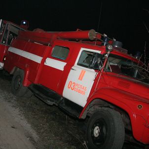 Пожар затвори главен път и жп линия