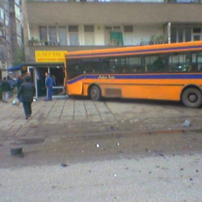 Градски автобус се вряза в блок след удар от кола