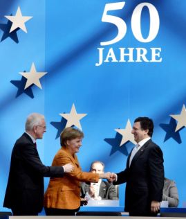 50 години ЕС - Ангела Меркел, председателят на ЕК Жозе Барозу и на ЕП - Ханс Герт Пьотеринг (вляво)