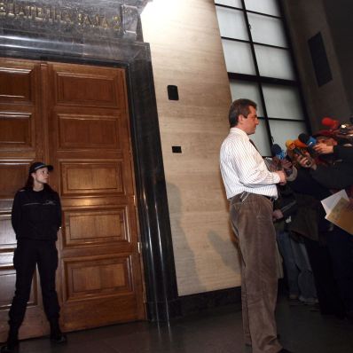 Евгени Тропчев пред вратите на поредното дело в Съдебната палата
