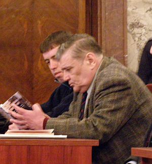 Синан в съдебната зала (първият отляво надясно), която е под засилена охрана
