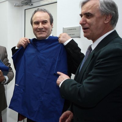 Гайдарски показва подаръка си от Клиниката по урология - хирургичен екип