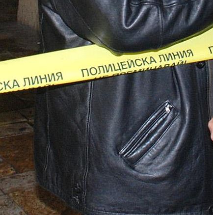 На местопроизшествието полицейските специалисти разследват престъплението