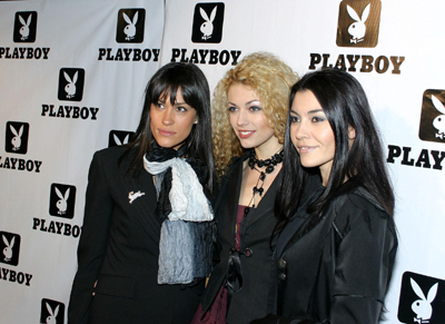Теди Велинова, Гергана Гунчева и Таня Карабелова позират пред банера на Playboy
