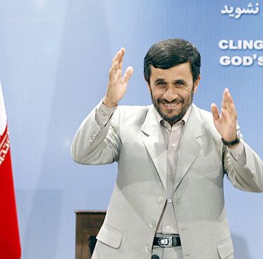 Ахмадинеджад подари живота на 15-те моряци