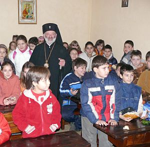 Старозагорският митрополит Галактион сред ученици в час