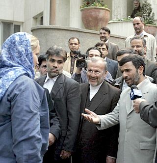 Блеър отрече да е сключил ”моряшка” сделка с Ахмадинеджад