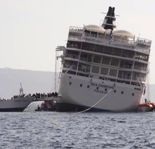 Евакуация от потъващия кораб край гръцкия остров Санторини