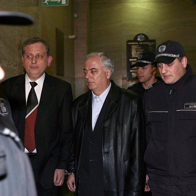 Прокурорите Тошев и Манасиев конвоирани от съдебната охрана