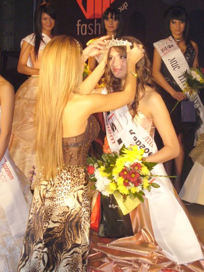 Мира Матеева връчва короната на победителката в конкурса Бест Вижън
