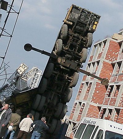 Пострадали са кранист и двама работници