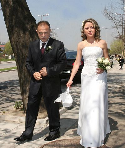 Атанасов бе със стилен черен костюм и бяла риза с винена вратовръзка, а булката с красива рокля с голи рамене