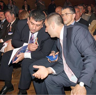 Сезгин Мюмюн и лидерът на ГЕРБ Цветан Цветанов, зад тях е Димитър