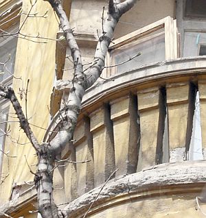 Колкото искаш стари сгради има и в София с падаща мазилка (сн. Архив)