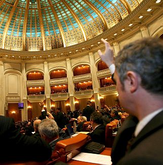 Над 70% от румънските депутати гласуваха за отстраняването на Бъсеску