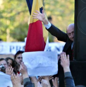 Румънският президент Траян Бъсеску на митинг след решението на парламента да го отстрани от поста