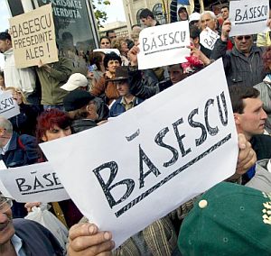 Съдът потвърди отстраняването на Бъсеску и назначи временен президент