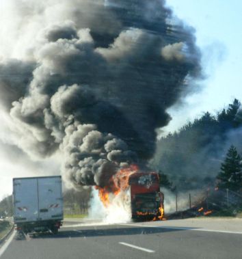 Автобус изгоря на път, наш самолет кацна аварийно в Атина