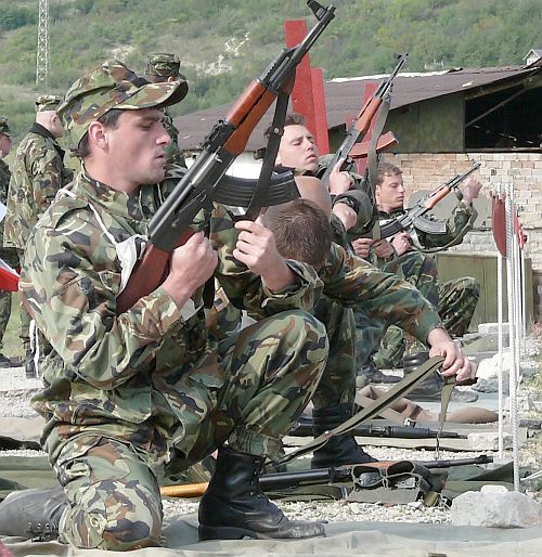 Армията ни с нови заплати и стари оръжия
