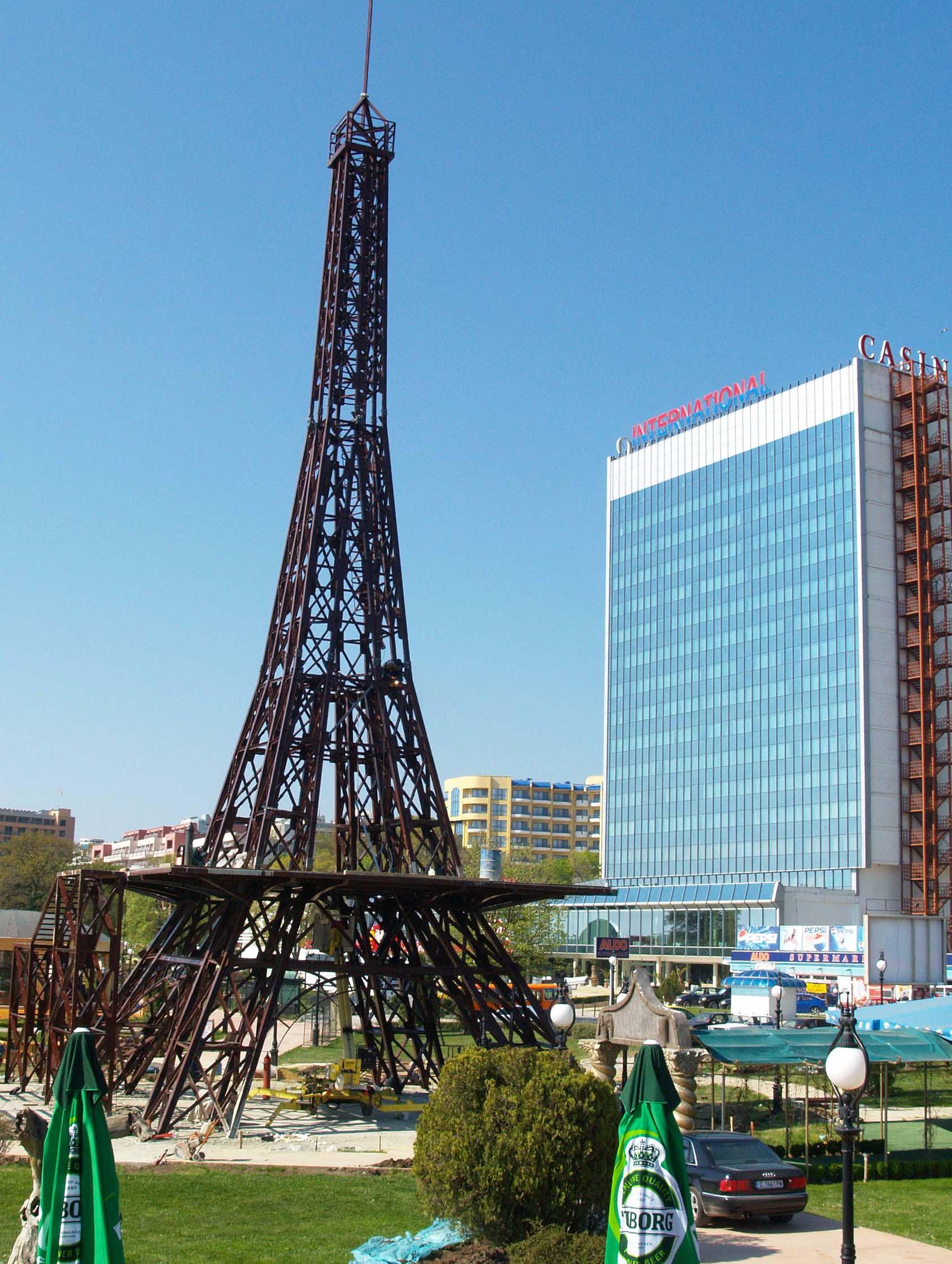Разпродават хотели по курортите на части