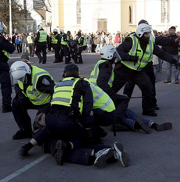 Москва обвинява Талин в използване на прекомерна сила при безредиците