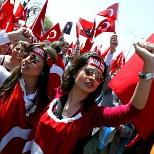 1 млн. турци и генщабът поискаха светска държава