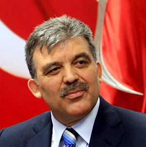 Абдулах Гюл - човекът на премиера Ердоган, оттегли кандидатурата си за президент