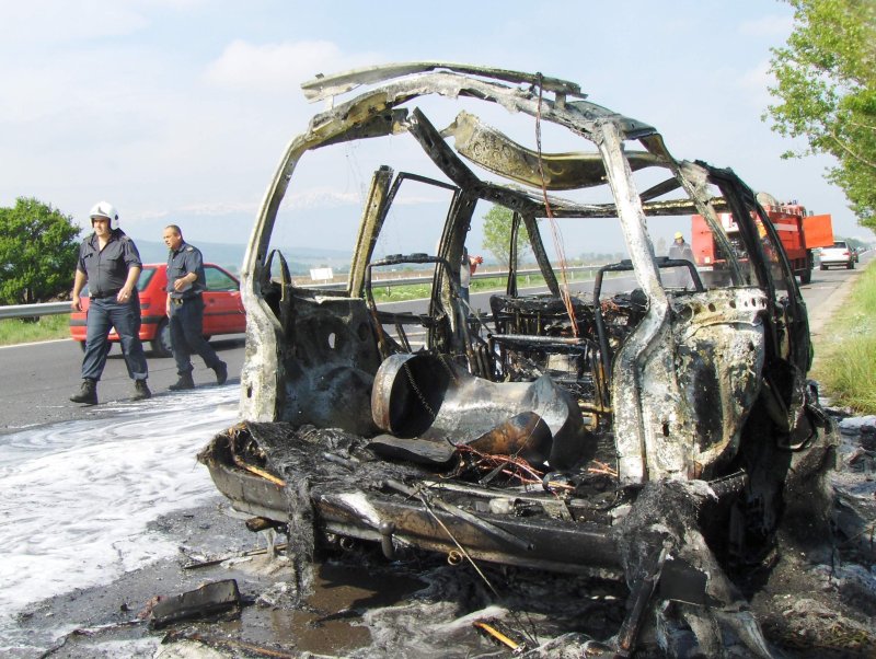 Лека кола изгоря напълно на входа на София
