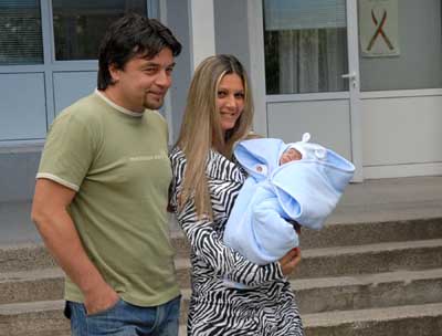 Изписаха бебето на Искрен Пецов и Диди Дрингова