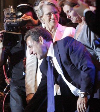 Никола Саркози приема поздравления в нощта на победата си на президентските избори във Франция