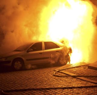 367 изгорени коли след изборната победа на Саркози преброи полицията, главно в имигрантски квартали в градовете