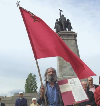 Деветомайски протест пред паметника на Съветската армия в София