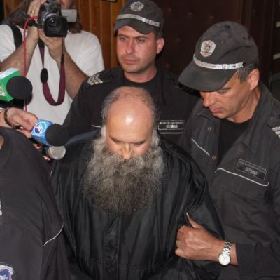 Свещеникът обжалва мярката за неотклонение арест